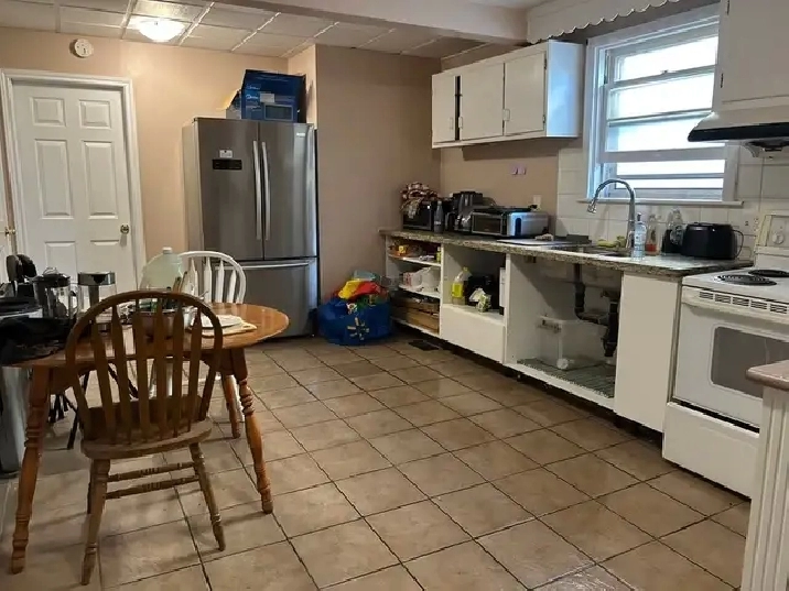 A few Rooms (3 mins to Mac) in student house for student rent