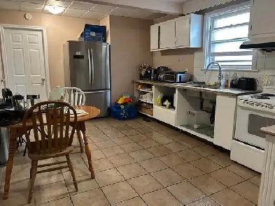 A few Rooms (3 mins to Mac) in student house for student rent