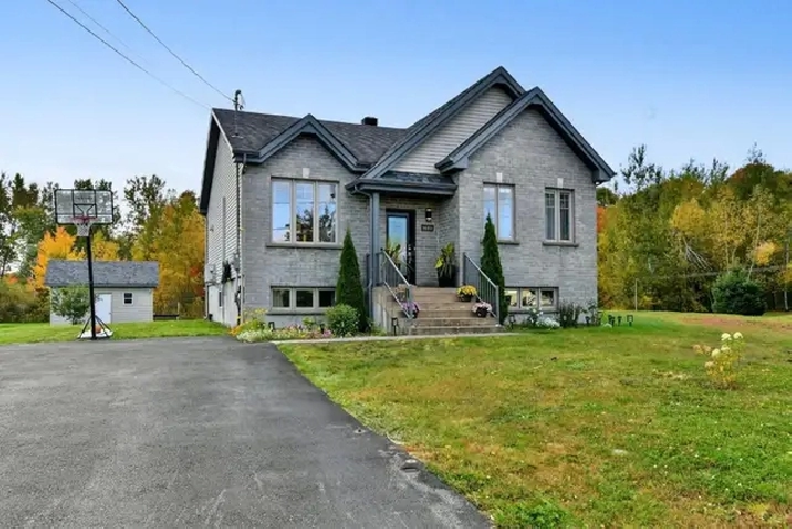 Maison à louer 2650$ mois (514) 207-1777