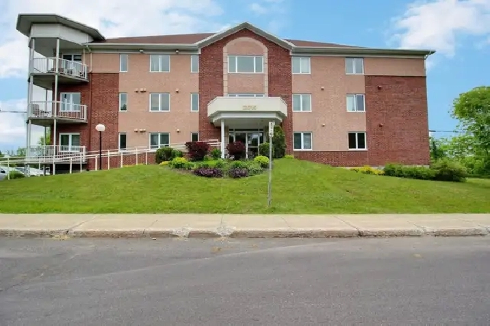 CONDO 4 ½ IMPECCABLE AVEC VUE SUR LE FLEUVE | LÉVISÀ vendre – 2