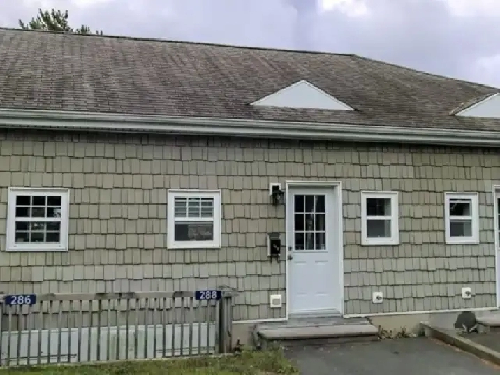 3 LEVEL SPACIOUS TOWNHOUSE | 286 CROWN DRIVE | AVAILABLE NOW!