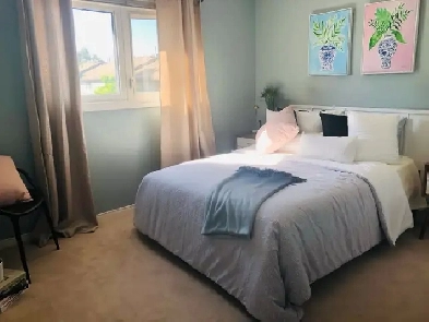 A bright second floor bedroom near UTM for rent