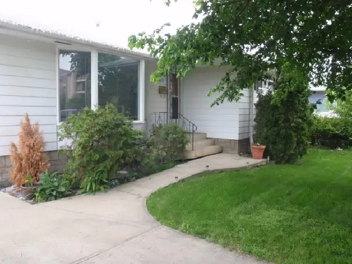 Meadowlark area- 4 bedroom house with Garage - Nov 1.