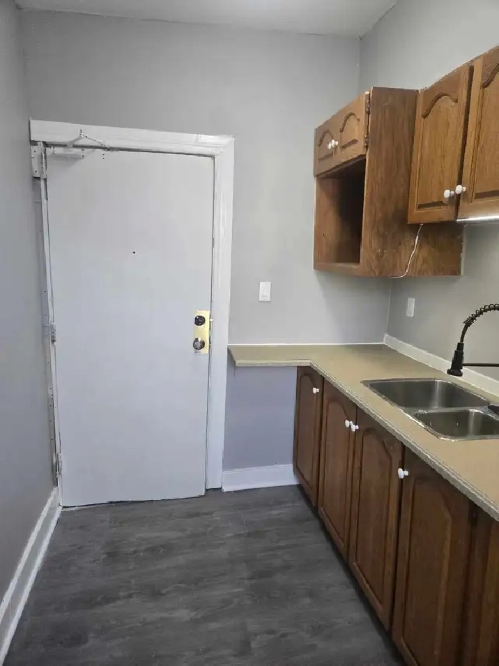 1 MNTH FREE RENT!HUGE 2 RM FURN. SUITE - KITCHN & BLT IN CLOSET