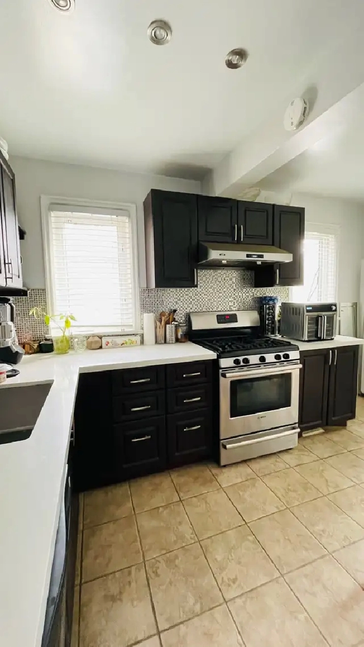 Main-floor Room w/ Private Bathroom - Lakeshore Long Branch