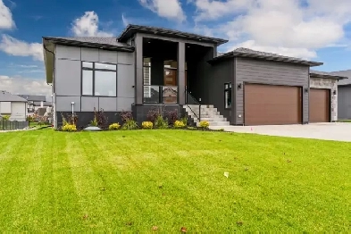 Luxurious Home for Sale: 1075 Green Oaks Lane, North Headingley