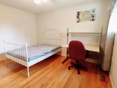 Large Private Bedroom Near Carleton & Algonquin- Dec 1st