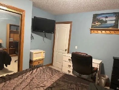 ️ Furnished Room with Mountain Views – Tuscany, NW Calgary