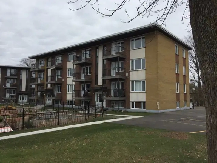 2 1/2 à Ste-Foy Sur étage Près des ponts Libre dès maintenant