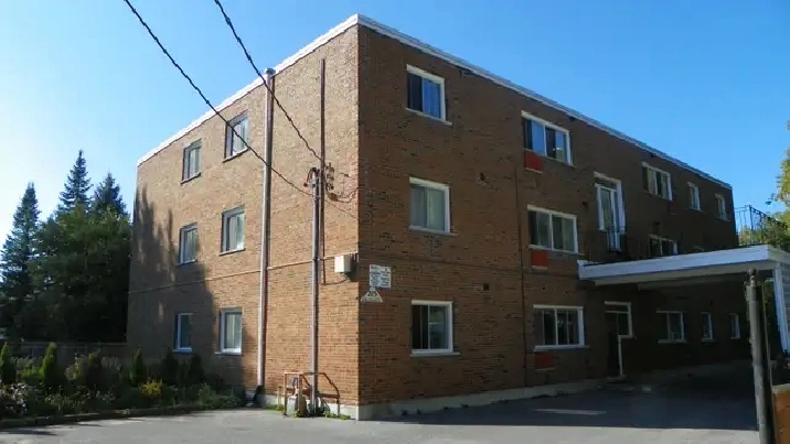 Downtown 2 bedroom close to Queens. Heat, water, parking Incl.