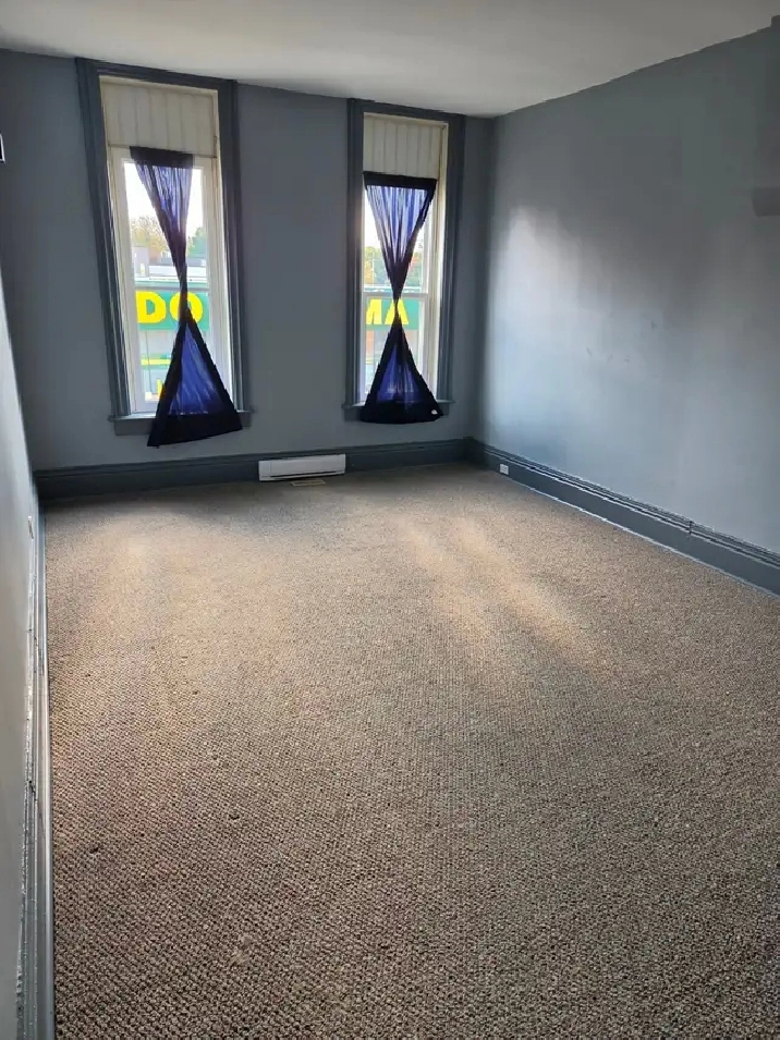 UPPER - LARGE 3 BEDROOM APT - AVAILABLE - UTILITIES INCLUDED