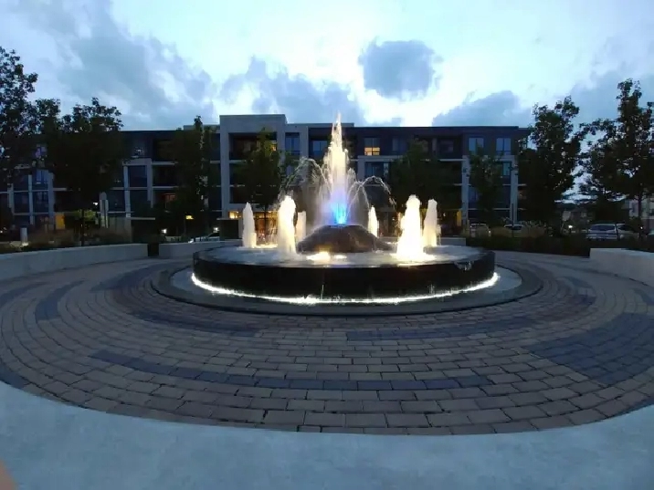 One bedroom condo in Thornhill ner Promenade plaza