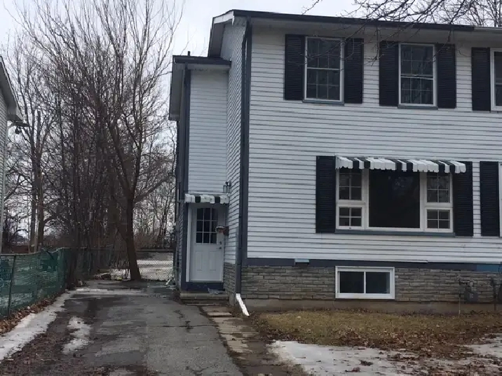 ROOM FOR RENT / SUBLET – KINGSTON (38 Woodstone Crescent, K7M 6K