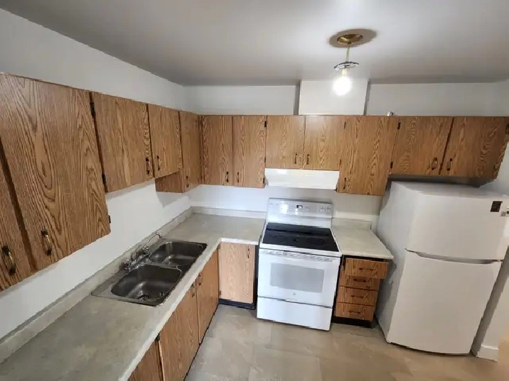 Welland 1 bedroom apartment fair size Near College and the Mall