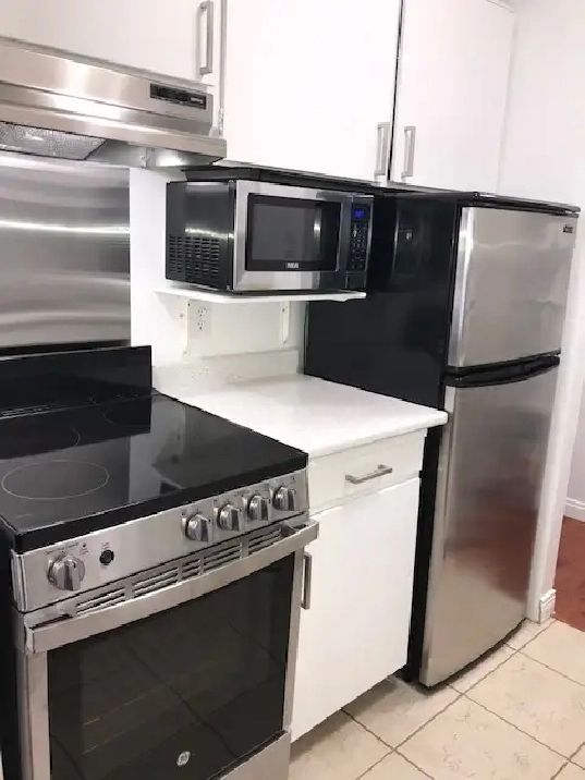 West End/Dec 1, Nice updated 1 Br Corner Unit/Parking/Beach