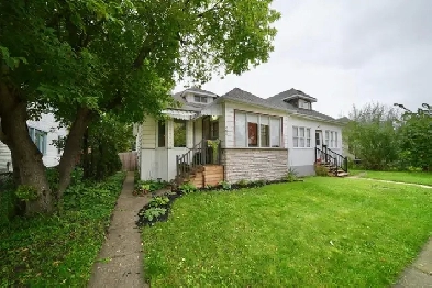 1 1/2 STOREY HOME W/ A FULL BASEMENT & GARAGE