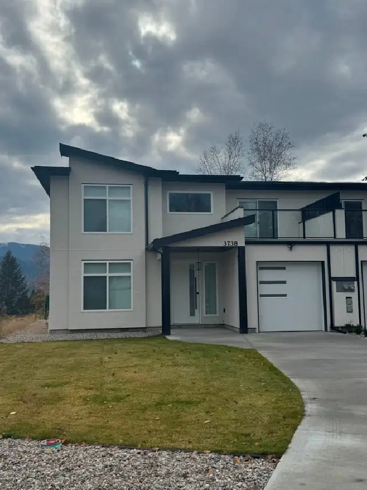 3 bed, 2.5 bath duplex in Castlegar BC