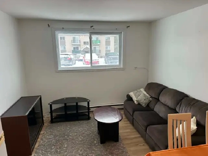 3 1/2 à louer, Rue Groulx, Granby 825$/mois.  Disp. 1er Novembre