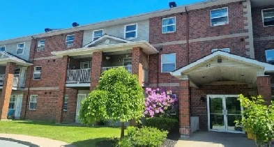 SPACIOUS 2 BEDROOM 5 APPLIANCES CLAYTON PARK WEST. HT/HW INC.