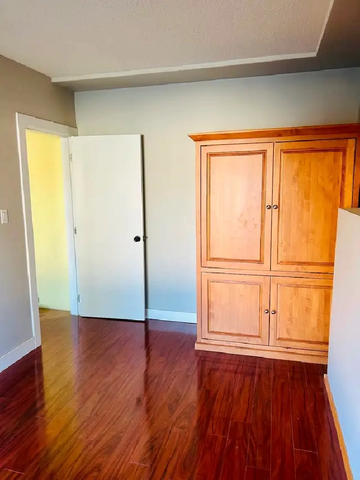 3 bedrooms upper level suite