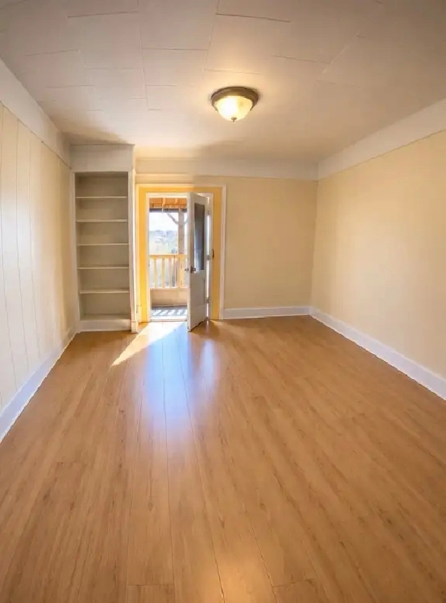 SPACIOUS PRIVATE ROOM WITH PRIVATE BALCONY