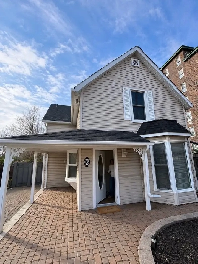 lovely two bedroom one bath apartment for rent in Aurora