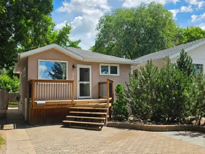 COZY 2-BEDROOM MAIN FLOOR SUITE WITH HEATED GARAGE – $2,100/MONT