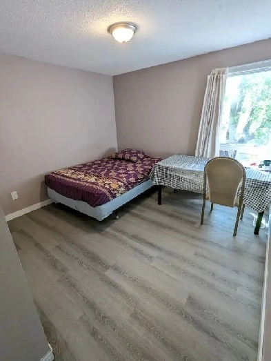 Heron Gate Mall, easy to downtown & school. ASAP